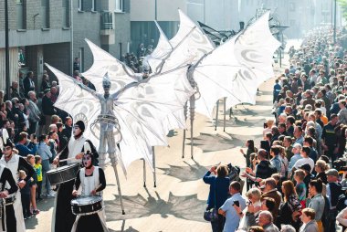 Genk, Belçika - 1 Mayıs 2019: Grotestraat'tan geçen yıllık O-geçit töreninin katılımcıları.