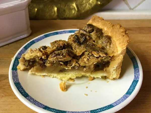 Pièce d'une tarte avec un mélange de noix et de caramel crémeux . — Photo