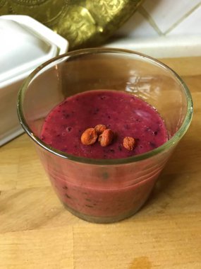 Meyve suyu, muz, bal ve çilek ile smoothies.