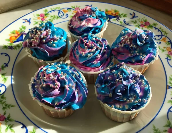 Choklad grädde stjärnor och utrymme cupcakes med pärlor — Stockfoto