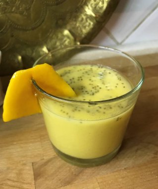 Mango, elma ve tohum ile Tay Smoothie