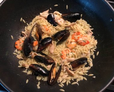 Kalamar, karides ve midye ile orzo Palermo italiano.