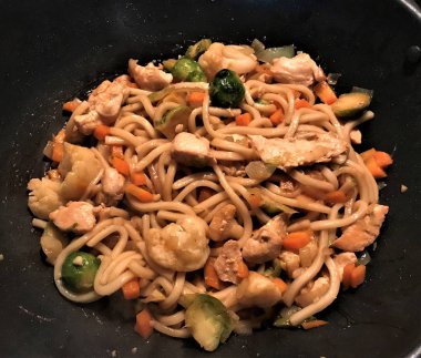 Udon mi tavuk ve sebze ile teriyaki sos Fry karıştırın.