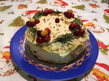 Çilek ve süslemeleri ile Gingerbread noel pastası