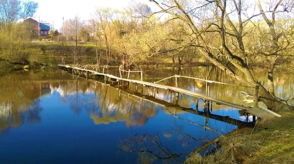 Dřevěný most na řece u Moskvy — Stock fotografie