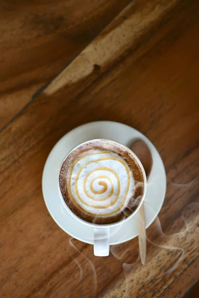 화이트 커피 컵 나무 바닥, 향기로운 커피 향에 배치 — 스톡 사진