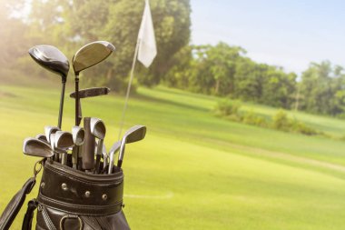 Geniş yeşil çim golf çantası.