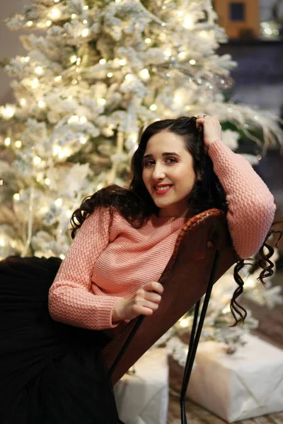 Menina Perto Árvore Natal Árvore Elegante Faça Desejo Presentes Sob — Fotografia de Stock