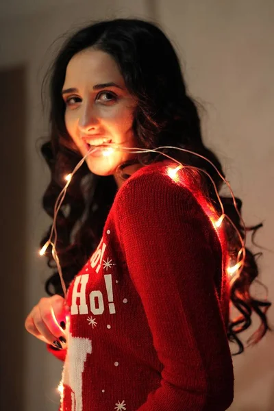 Seksi kar kızı, cazibe, işaret eden bakış, elinde çelenk olan kız, gözlerinde parıltı, flörtler, çekici bakışlar, ağzı açık, Noel süslemeleri, Noel ağacını süsle.