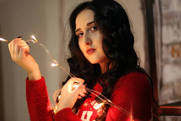 Seksi kar kızı, cazibe, işaret eden bakış, elinde çelenk olan kız, gözlerinde parıltı, flörtler, çekici bakışlar, ağzı açık, Noel süslemeleri, Noel ağacını süsle.