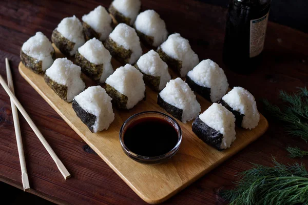 Onigiri Traditionelles Japanisches Gericht Mit Sojasauce Auf Dem Tisch — Stockfoto