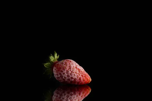 Morango Vermelho Congelado Coberto Com Geada Está Uma Superfície Espelho — Fotografia de Stock