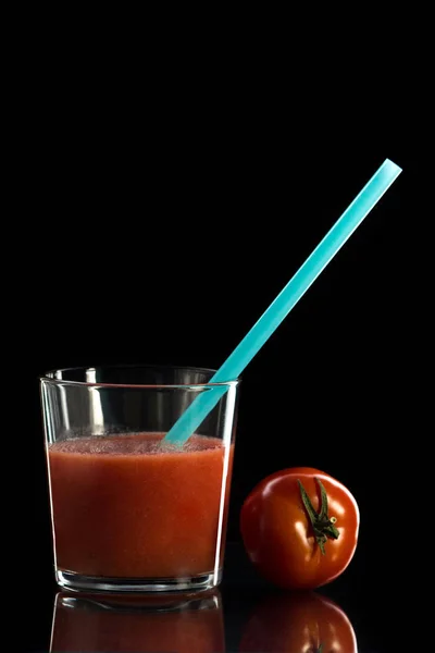 Sok Pomidorowy Szklaną Filiżankę Czarnym Tle Zatrzymany Niebieski Słomy Znajduje — Zdjęcie stockowe