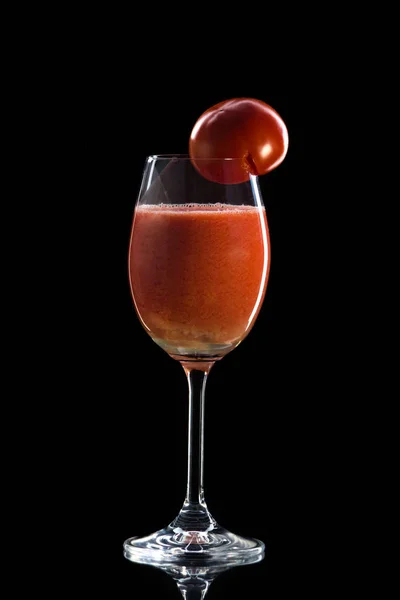 Szklanka Soku Pomidorowego Stoi Powierzchni Odblaskowej Ciemnym Tle Okrągły Czerwony — Zdjęcie stockowe