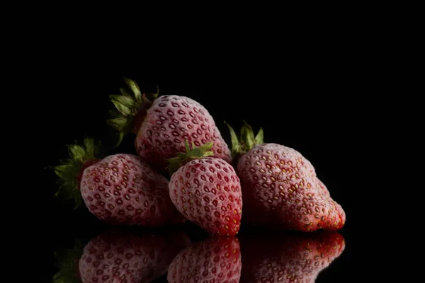 Quatre Fraises Rouges Congelées Recouvertes Givre Étendent Sur Une Surface — Photo