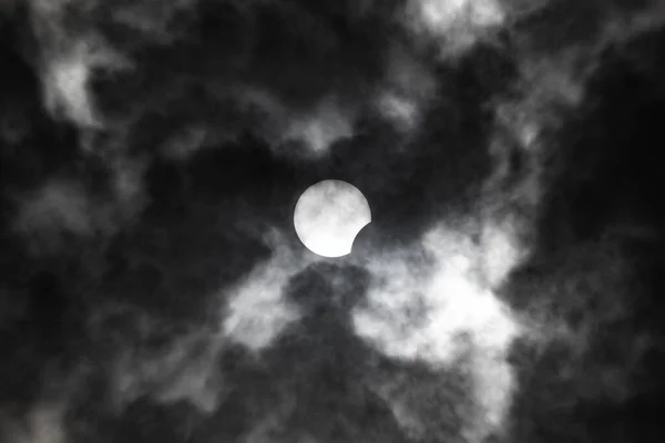 Éclipse Solaire Partielle Gros Plan Sur Fond Nuages Sombres — Photo