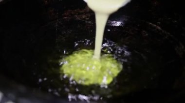 Yağda yerel kek kızartma ve pitha olarak adlandırılır. Yerel bir tatlı hazırlıyorum. Ve bu video ses ile.