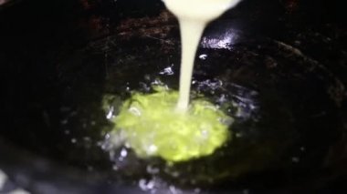 Yağda yerel pirinç pastası kızartın ve pitha olarak adlandırılır. Yerel bir tatlı hazırlıyorum. Geleneksel pirinç kek yapma süreci. Ve bu video ses olmadan