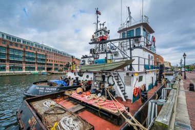Baltimore, Maryland akşamlarınıFells Point'teki sahildeki bir gemi geldi