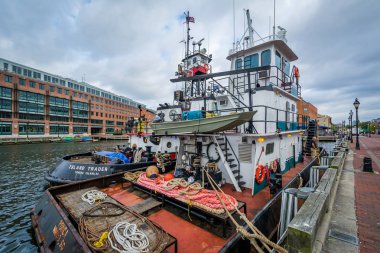 Baltimore, Maryland akşamlarınıFells Point'teki sahildeki bir gemi geldi