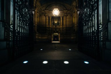 Gece, Philadelphia, Pennsylvania belediye binasının giriş