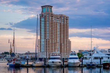 Gün batımında, Baltimore, Maryland Inner Harbor marinada.