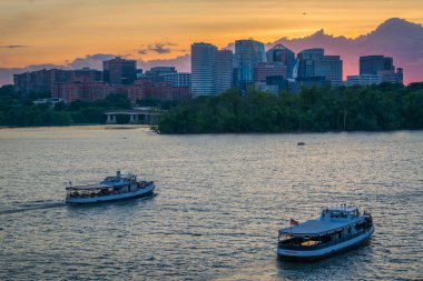 Potomac Nehri ve günbatımı, Washington, Dc, Rosslyn manzarası tekneler.