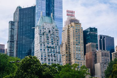 Manhattan, New York City'deki Central Park yakınındaki binalar.