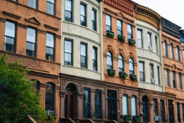 Harlem, Manhattan, New York City renkli satır evlerde.