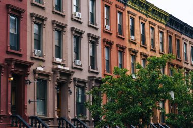 Harlem, Manhattan, New York City renkli satır evlerde.