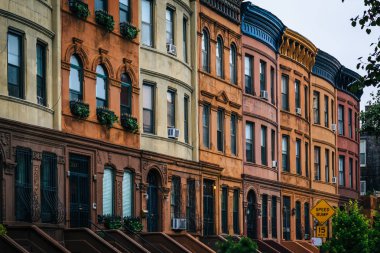 Harlem, Manhattan, New York City renkli satır evlerde.
