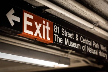 Çıkış işareti Doğal Tarih istasyonunun 81 sokak müzede Yukarı Doğu Yakası Manhattan, New York City.