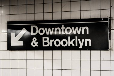 Manhattan, New York City'deki bir Metro İstasyonu şehir ve Brooklyn imzalamak.