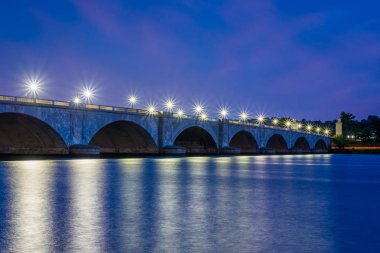 Arlington Memorial Köprüsü ve Potomac Nehri, gece, Washington, Dc.