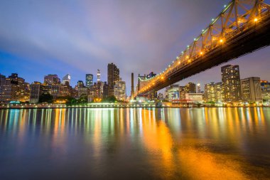 Roosevelt Adası New York'ta görüldü Queensboro Köprüsü gece,.