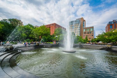 Washington Square Park Manhattan, New York City Greenwich'te çeşmede.