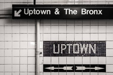 Uptown ve Bronx işareti Manhattan, New York City'deki bir Metro İstasyonu