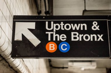 Uptown ve Bronx işareti Manhattan, New York City'deki bir Metro İstasyonu