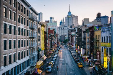Görünümünde Doğu Broadway gece, Lower East Side, Manhattan, New York.