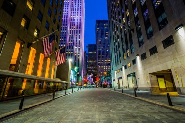 Gece, Midtown Manhattan, New York Rockefeller Merkezi'nde geçit