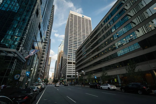 现代摩天大楼沿着街市街道 在中心城市 宾夕法尼亚 — 图库照片