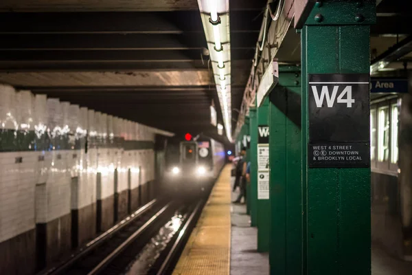 Trem Aproximando Plataforma Estação Metrô West 4Th Street Manhattan Nova — Fotografia de Stock