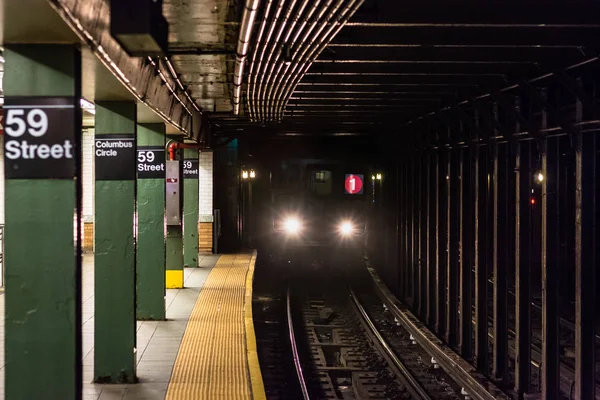 Pociąg Zbliża Się Platformy Stacji Metra Columbus Circle Manhattan New — Zdjęcie stockowe