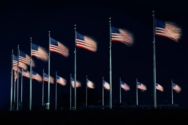 Amerikaanse Vlaggen Bij Washington Monument Bij Nacht Washington — Stockfoto