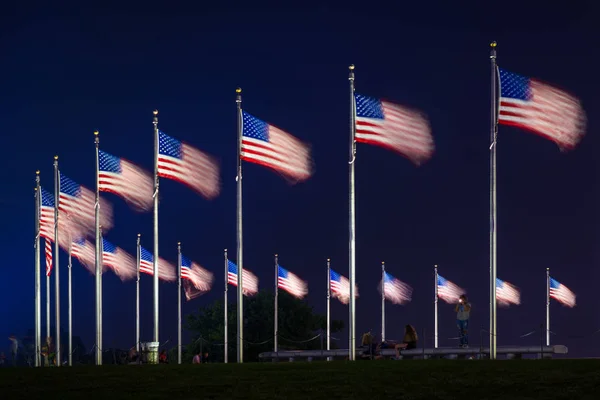 Amerikaanse Vlaggen Bij Washington Monument Bij Nacht Washington — Stockfoto