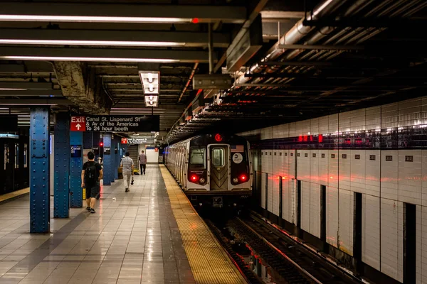 マンハッタン ニューヨーク市の地下鉄駅を運河します — ストック写真