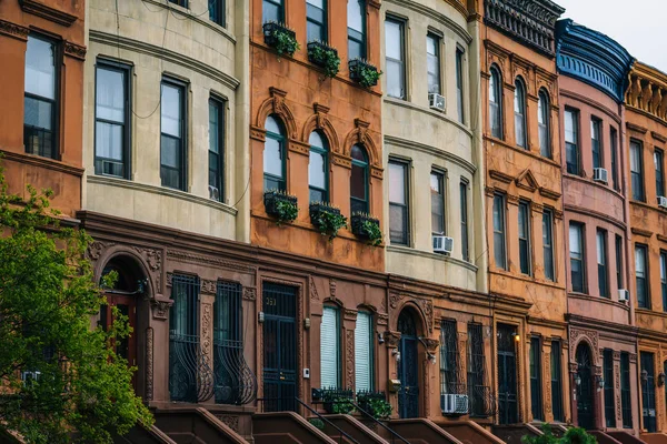 五颜六色的排房子在哈林区 曼哈顿 纽约市 — 图库照片