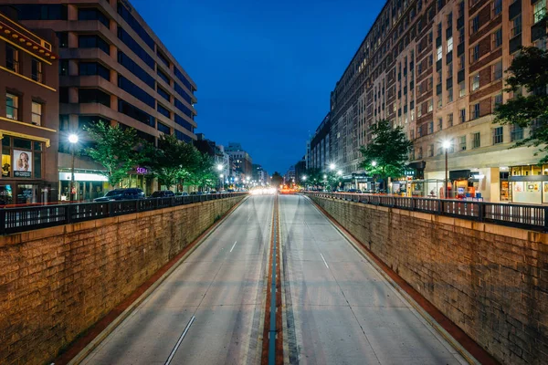 Connecticut Avenue por la noche, en Dupont Circle, Washington, DC —  Fotos de Stock