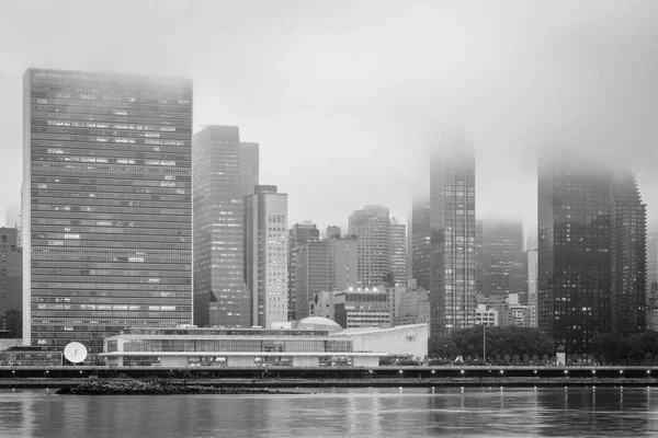 Nebliger Blick Auf Die Manhattan Skyline Vom Gantry Plaza State — Stockfoto