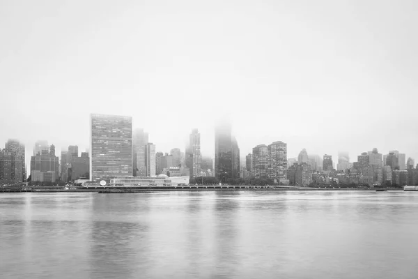 Mistige Uitzicht Skyline Van Manhattan Vanaf Gantry Plaza State Park — Stockfoto